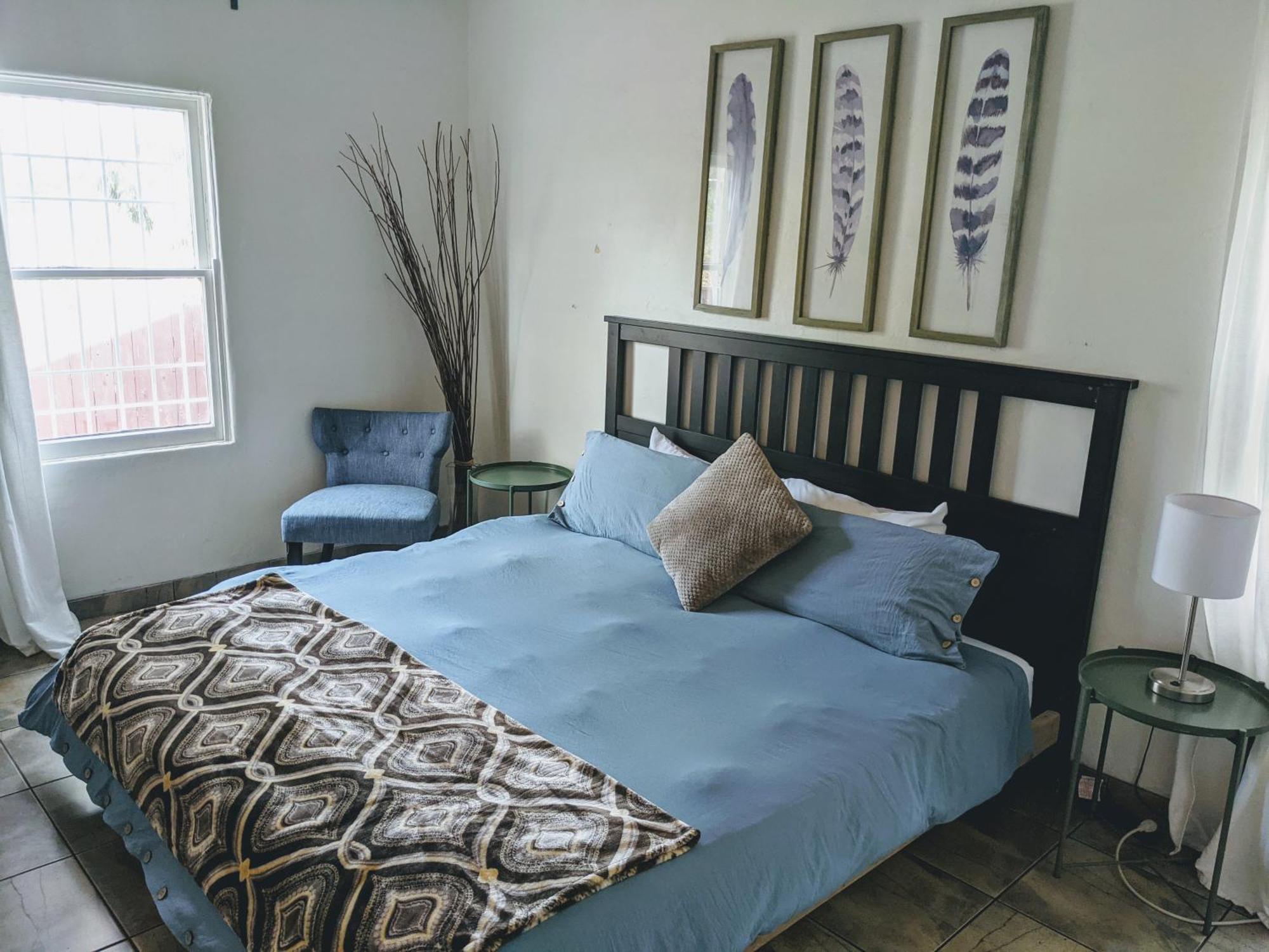 Apartment Centrally Located 2 Master Bedrooms To Explore Has To Offer