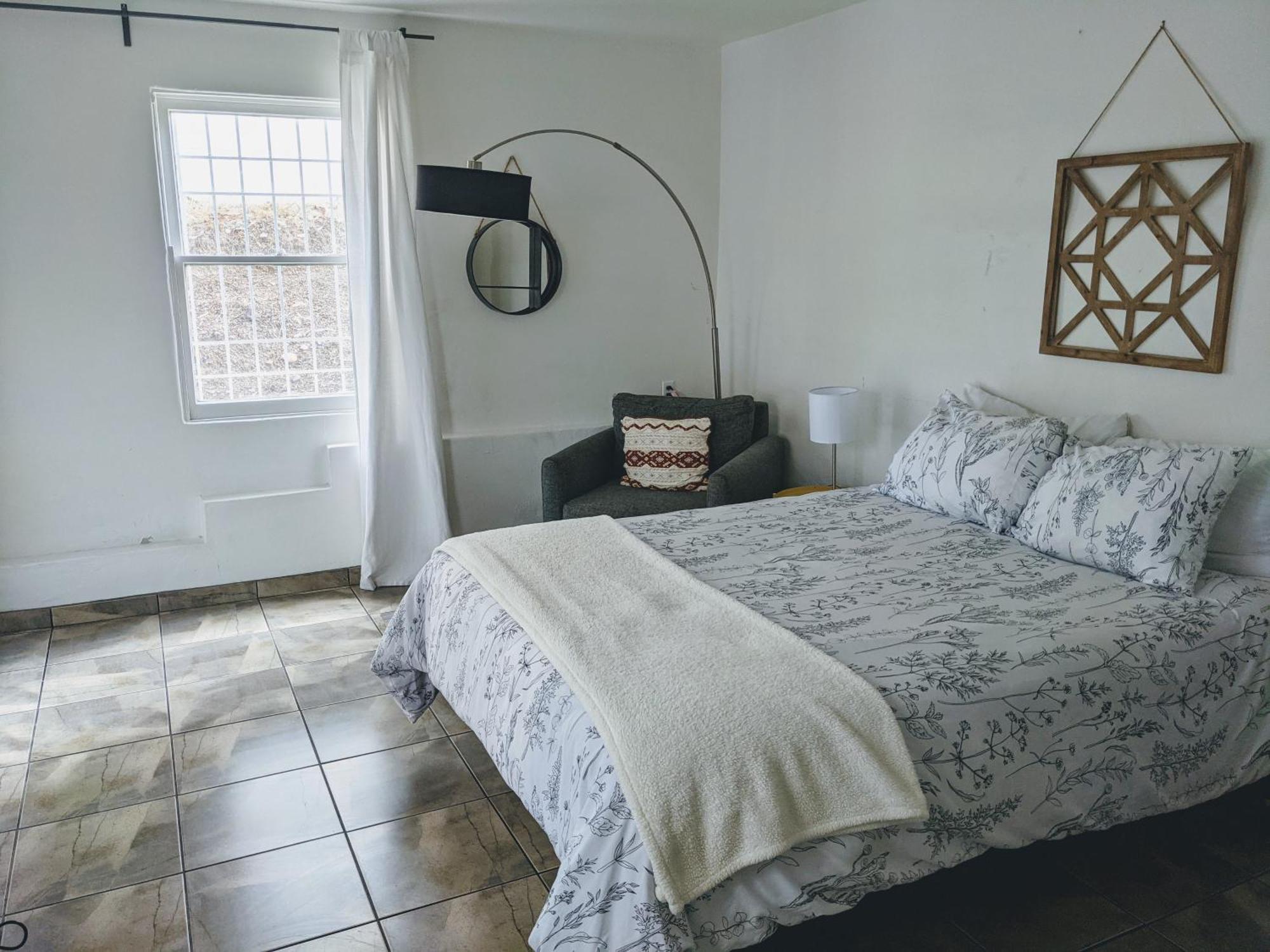 Apartment Centrally Located 2 Master Bedrooms To Explore Has To Offer *
