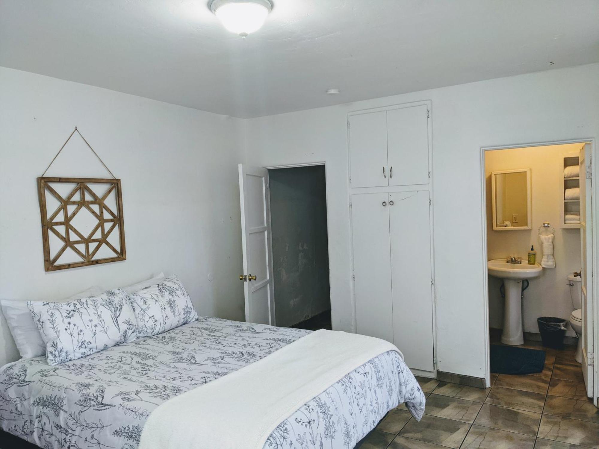 Apartment Centrally Located 2 Master Bedrooms To Explore Has To Offer